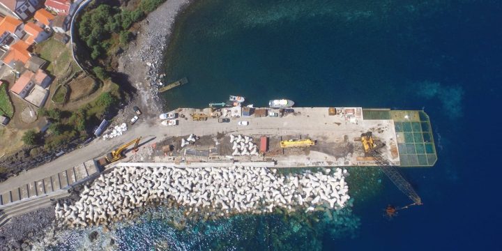 Empreitada de Construção do Prolongamento do Molhe Cais e Alargamento da Plataforma do Porto da Casa, Ilha do Corvo